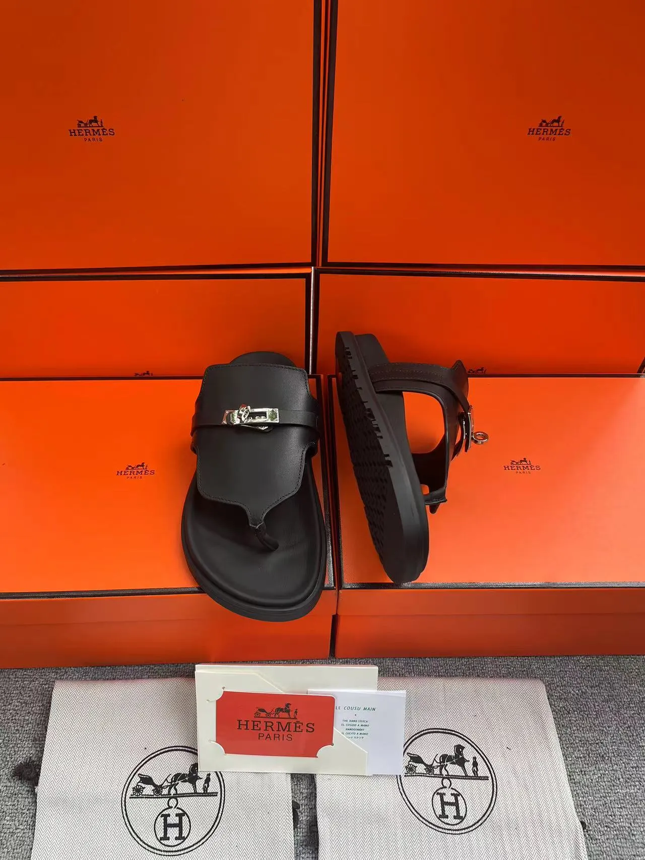 👟👟Ex-factory price 480👟👟, H HERMES is the same style for men and women, the couple's second uncle shoes that have become very popular recently - sandals, paired with various colorful socks, very trendy ✅Upper: imported mixed sheepskin and deerskin ✅Inner: imported mixed sheepskin ✅Outsole: Tpu non-slip and wear-resistant outsole ✅Size: women's 35-42. Male 38-46